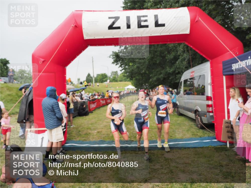 21.06.2025 - 27. Vierlanden-Triathlon MichiJ http://msf.ph/oto/8040885 15.06.2026 13:27:07 Ziel 829, 1049, 1051, 1052 meine-sportfotos.de