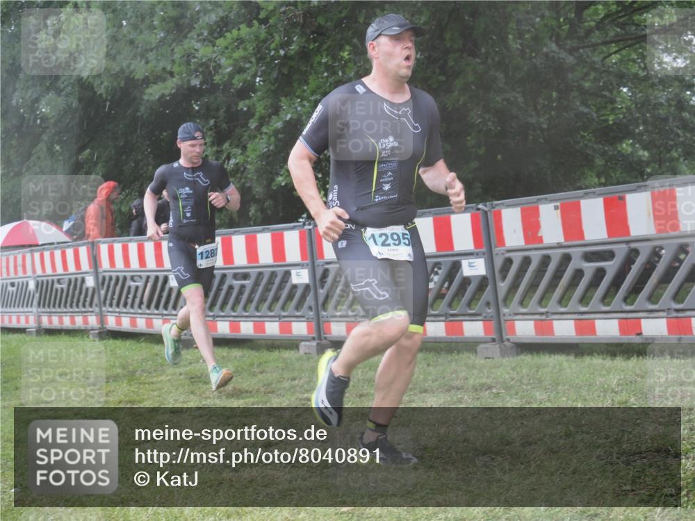 21.06.2025 - 27. Vierlanden-Triathlon KatJ http://msf.ph/oto/8040891 15.06.2025 14:29:48 Ziel 1175, 1287, 1294, 1295 meine-sportfotos.de