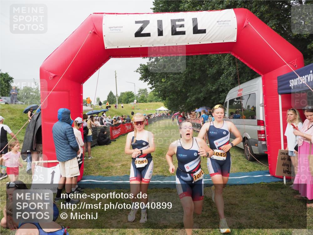 21.06.2025 - 27. Vierlanden-Triathlon MichiJ http://msf.ph/oto/8040899 15.06.2026 13:27:08 Ziel 829, 1049, 1051, 1052 meine-sportfotos.de