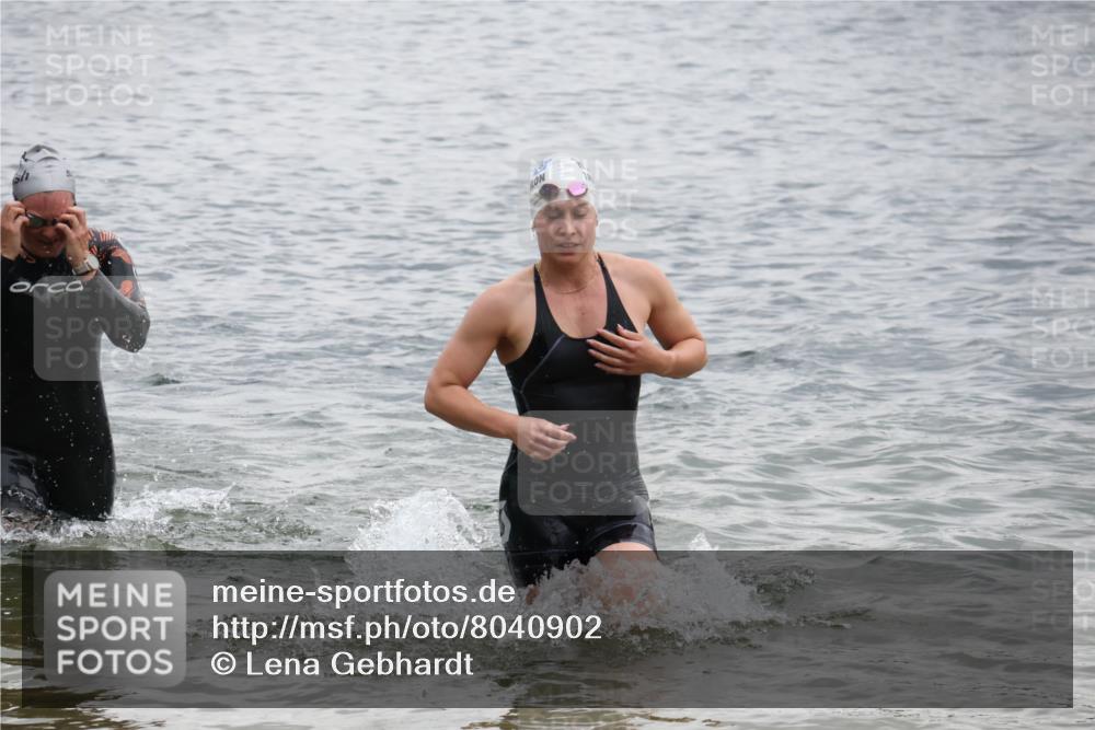 21.06.2025 - 27. Vierlanden-Triathlon Lena Gebhardt http://msf.ph/oto/8040902 15.06.2025 13:05:03 Schwimmen 1174, 1222 meine-sportfotos.de