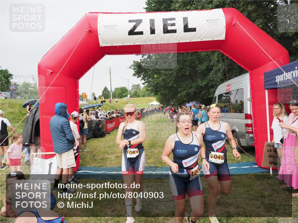 21.06.2025 - 27. Vierlanden-Triathlon MichiJ http://msf.ph/oto/8040903 15.06.2026 13:27:08 Ziel 829, 1049, 1051, 1052 meine-sportfotos.de