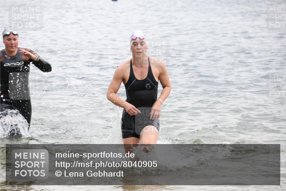 21.06.2025 - 27. Vierlanden-Triathlon Lena Gebhardt http://msf.ph/oto/8040905 15.06.2025 13:05:03 Schwimmen 1174, 1222 meine-sportfotos.de