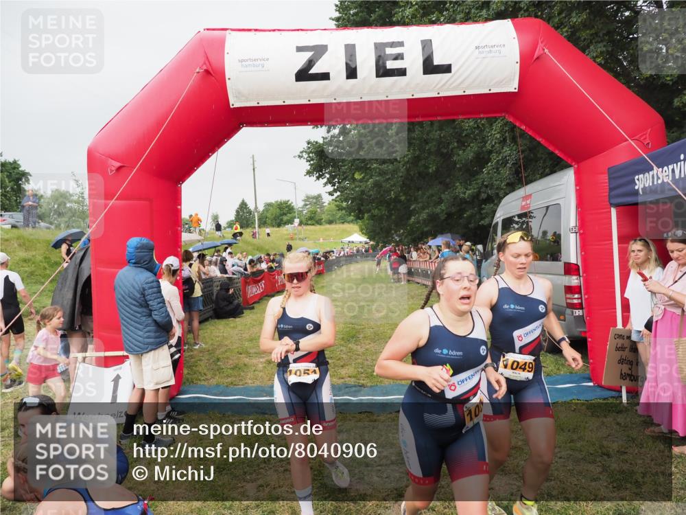 21.06.2025 - 27. Vierlanden-Triathlon MichiJ http://msf.ph/oto/8040906 15.06.2026 13:27:08 Ziel 829, 1049, 1051, 1052 meine-sportfotos.de