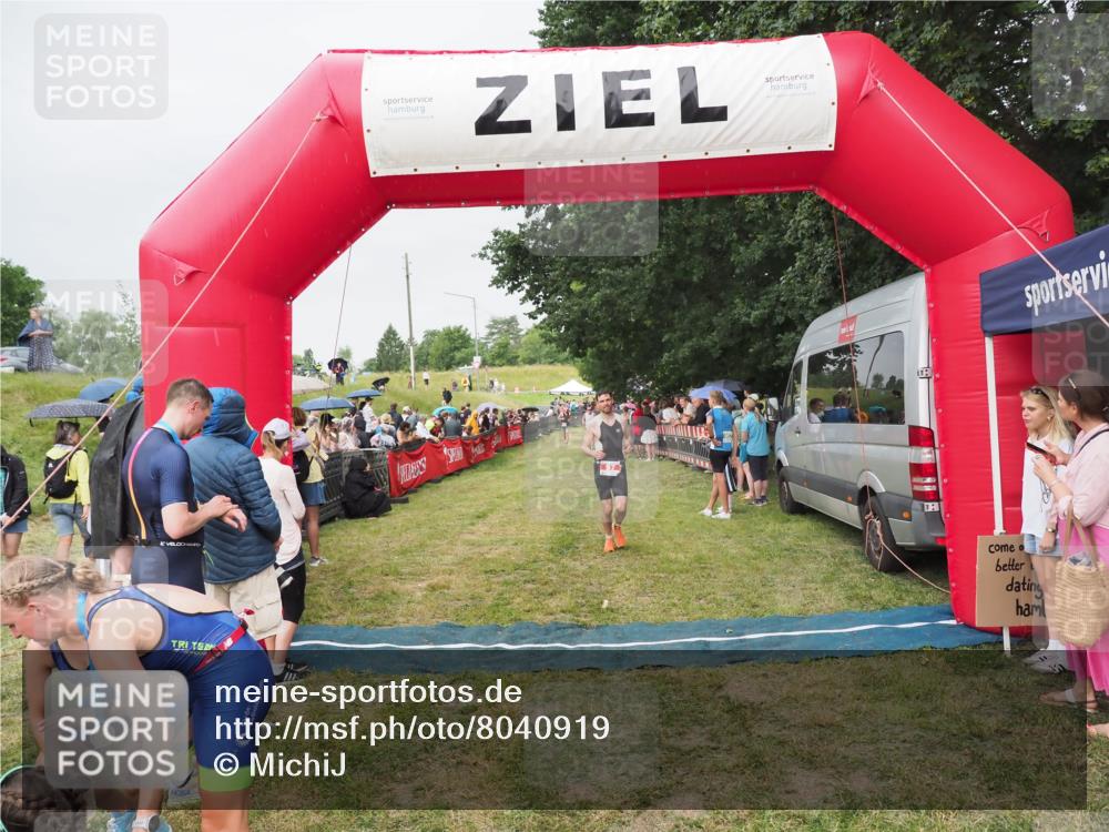 21.06.2025 - 27. Vierlanden-Triathlon MichiJ http://msf.ph/oto/8040919 15.06.2026 13:27:25 Ziel 97 meine-sportfotos.de