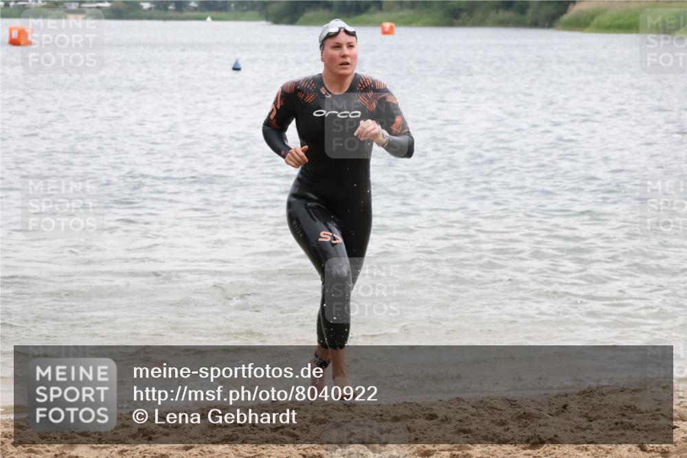 21.06.2025 - 27. Vierlanden-Triathlon Lena Gebhardt http://msf.ph/oto/8040922 15.06.2025 13:05:07 Schwimmen 1174, 1222 meine-sportfotos.de
