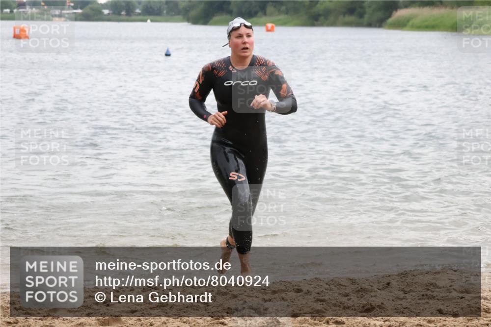 21.06.2025 - 27. Vierlanden-Triathlon Lena Gebhardt http://msf.ph/oto/8040924 15.06.2025 13:05:07 Schwimmen 1174, 1222 meine-sportfotos.de