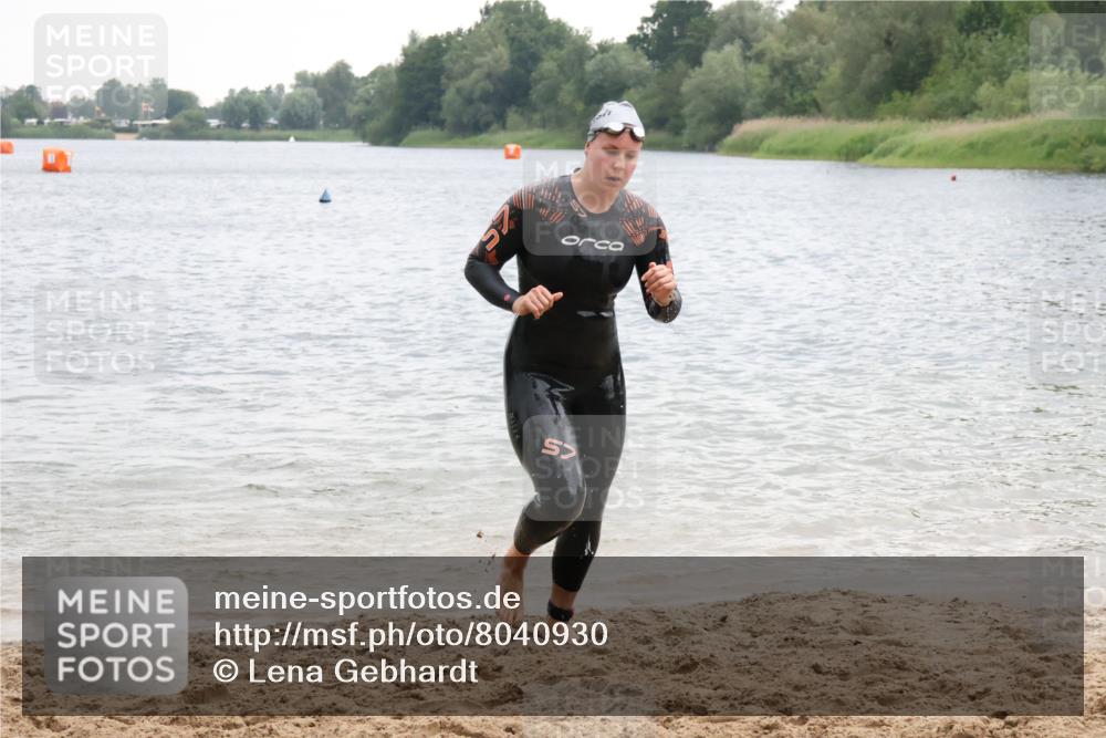 21.06.2025 - 27. Vierlanden-Triathlon Lena Gebhardt http://msf.ph/oto/8040930 15.06.2025 13:05:08 Schwimmen 1174, 1222 meine-sportfotos.de