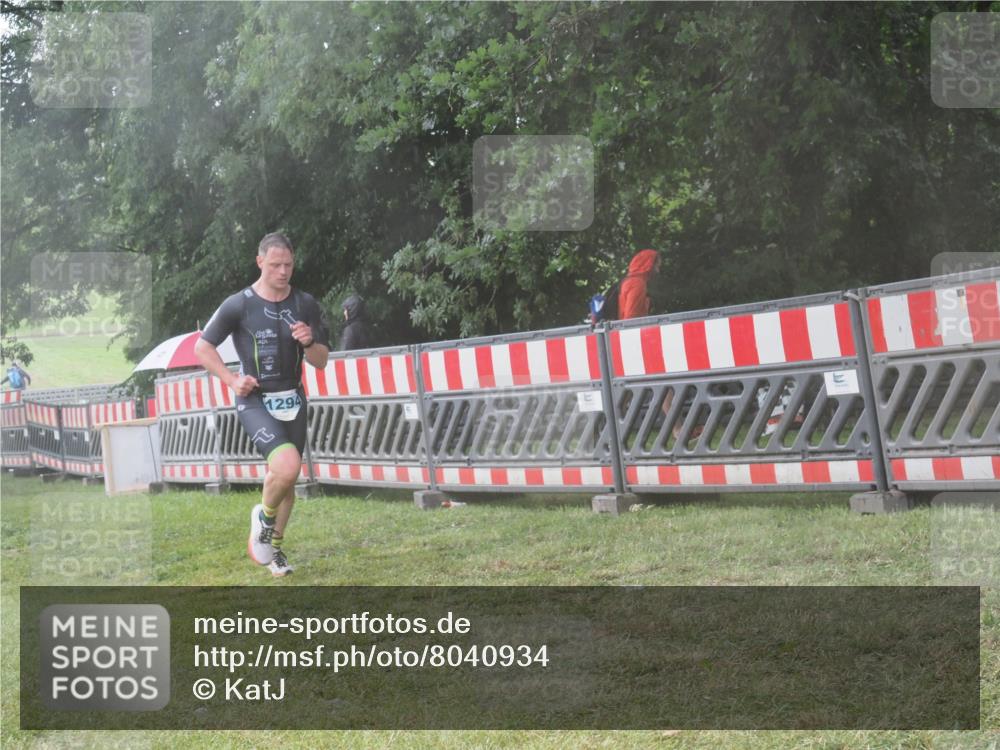 21.06.2025 - 27. Vierlanden-Triathlon KatJ http://msf.ph/oto/8040934 15.06.2025 14:29:52 Ziel 1294 meine-sportfotos.de