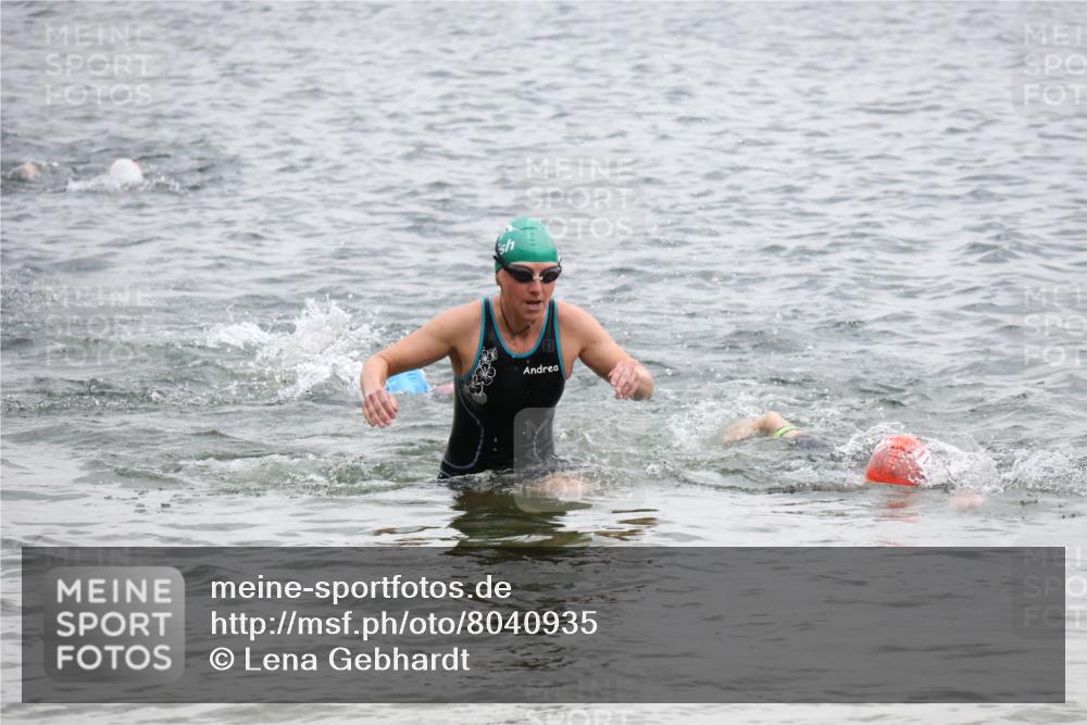21.06.2025 - 27. Vierlanden-Triathlon Lena Gebhardt http://msf.ph/oto/8040935 15.06.2025 13:05:16 Schwimmen 1174, 1183, 1195, 1222 meine-sportfotos.de