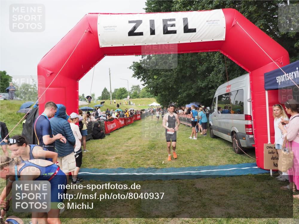 21.06.2025 - 27. Vierlanden-Triathlon MichiJ http://msf.ph/oto/8040937 15.06.2026 13:27:26 Ziel 97 meine-sportfotos.de