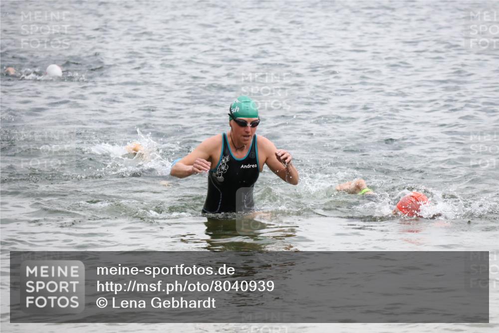 21.06.2025 - 27. Vierlanden-Triathlon Lena Gebhardt http://msf.ph/oto/8040939 15.06.2025 13:05:16 Schwimmen 1174, 1183, 1195, 1222 meine-sportfotos.de