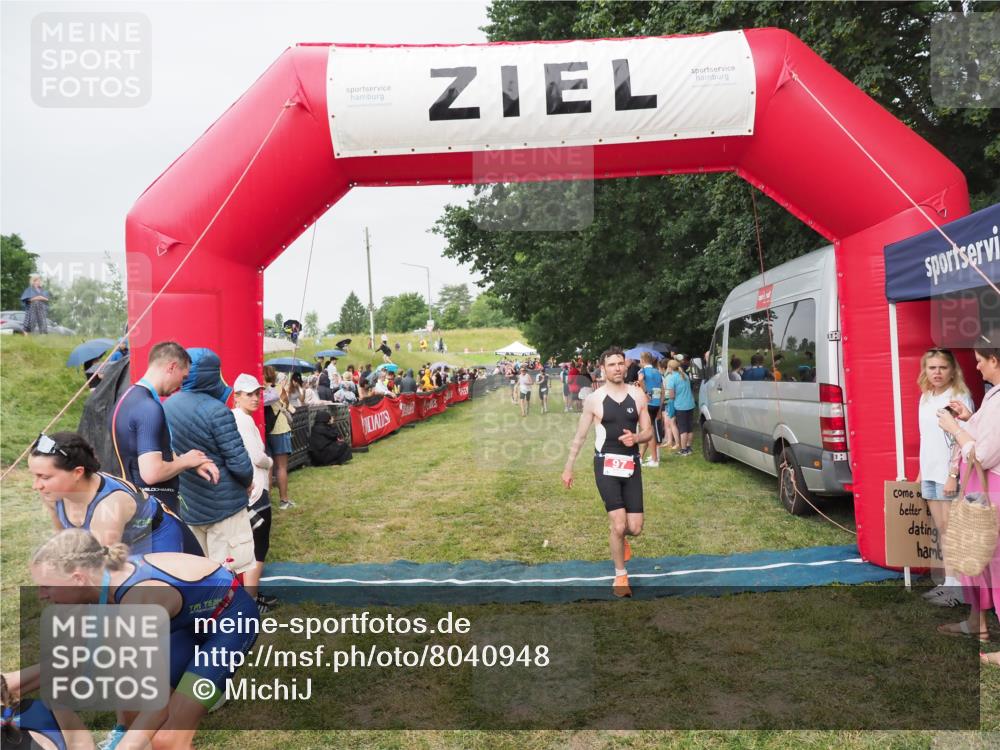 21.06.2025 - 27. Vierlanden-Triathlon MichiJ http://msf.ph/oto/8040948 15.06.2026 13:27:27 Ziel 97, 762 meine-sportfotos.de