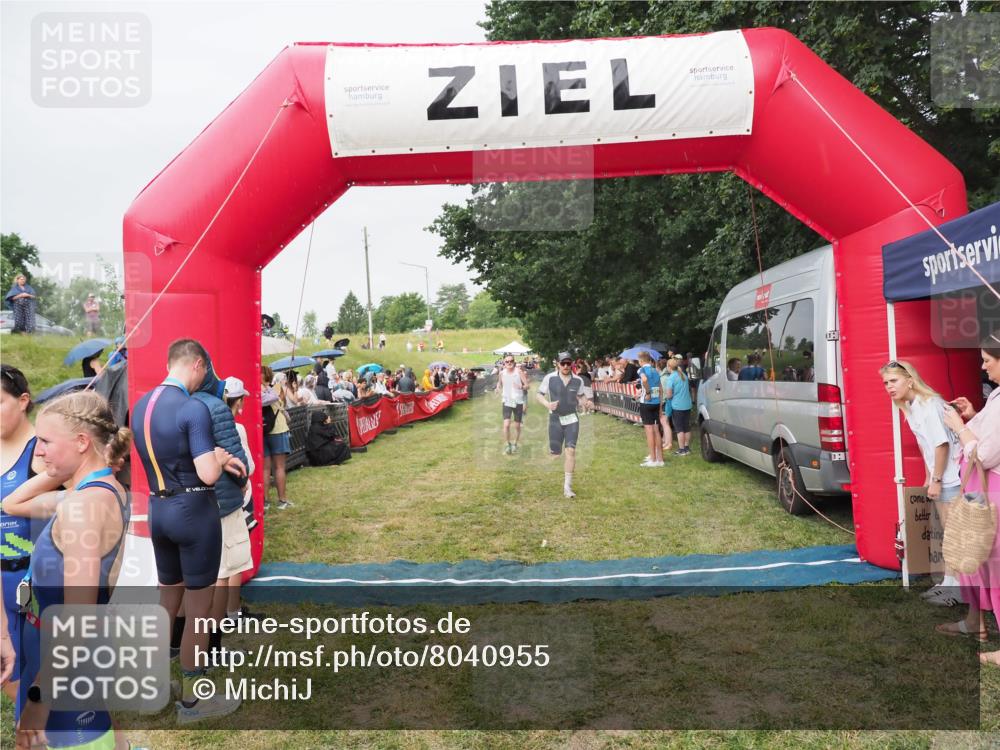 21.06.2025 - 27. Vierlanden-Triathlon MichiJ http://msf.ph/oto/8040955 15.06.2026 13:27:30 Ziel 97, 114, 762, 951 meine-sportfotos.de