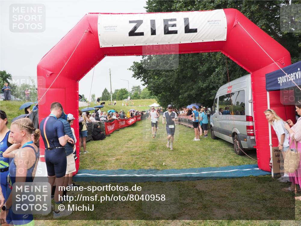 21.06.2025 - 27. Vierlanden-Triathlon MichiJ http://msf.ph/oto/8040958 15.06.2026 13:27:30 Ziel 97, 114, 762, 951 meine-sportfotos.de