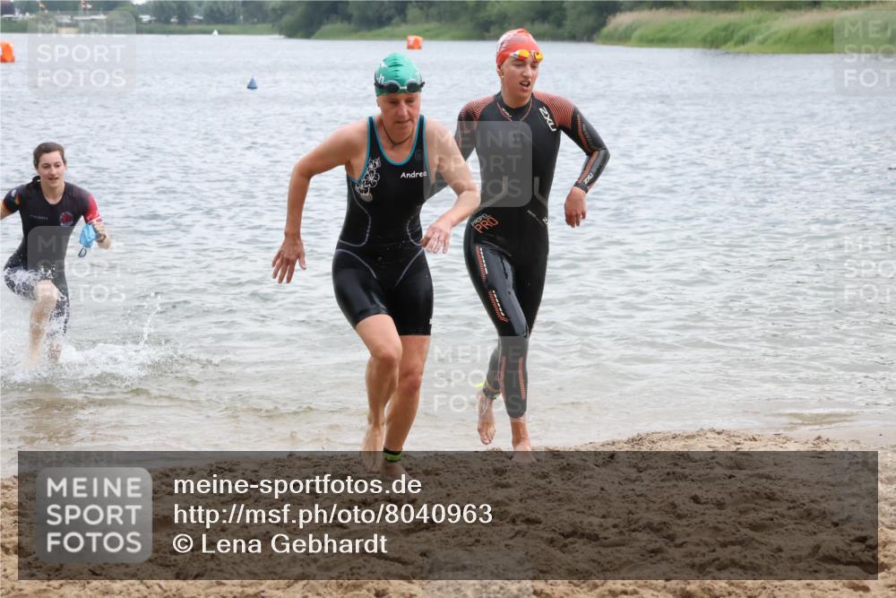 21.06.2025 - 27. Vierlanden-Triathlon Lena Gebhardt http://msf.ph/oto/8040963 15.06.2025 13:05:24 Schwimmen 1170, 1183, 1195, 1230 meine-sportfotos.de