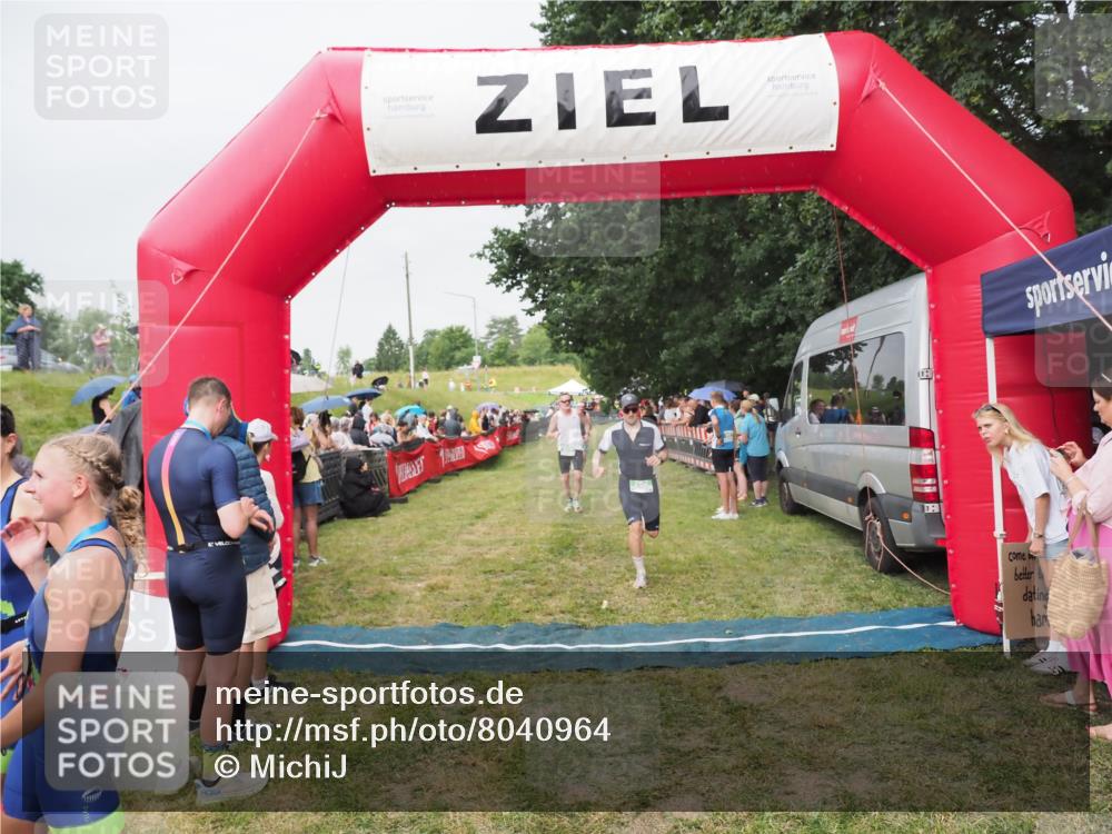 21.06.2025 - 27. Vierlanden-Triathlon MichiJ http://msf.ph/oto/8040964 15.06.2026 13:27:30 Ziel 97, 114, 762, 951 meine-sportfotos.de