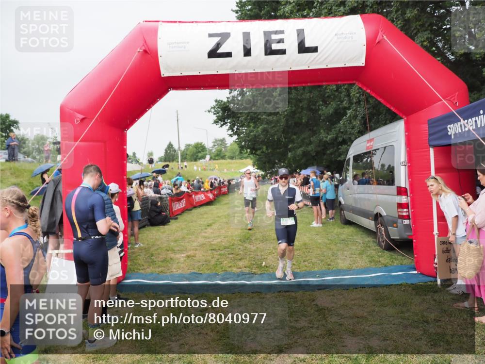 21.06.2025 - 27. Vierlanden-Triathlon MichiJ http://msf.ph/oto/8040977 15.06.2026 13:27:31 Ziel 97, 114, 762, 951 meine-sportfotos.de