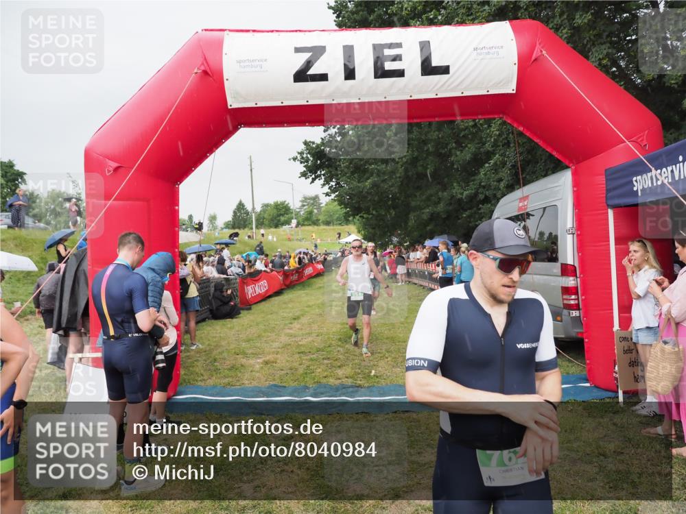21.06.2025 - 27. Vierlanden-Triathlon MichiJ http://msf.ph/oto/8040984 15.06.2026 13:27:32 Ziel 97, 114, 762, 951 meine-sportfotos.de