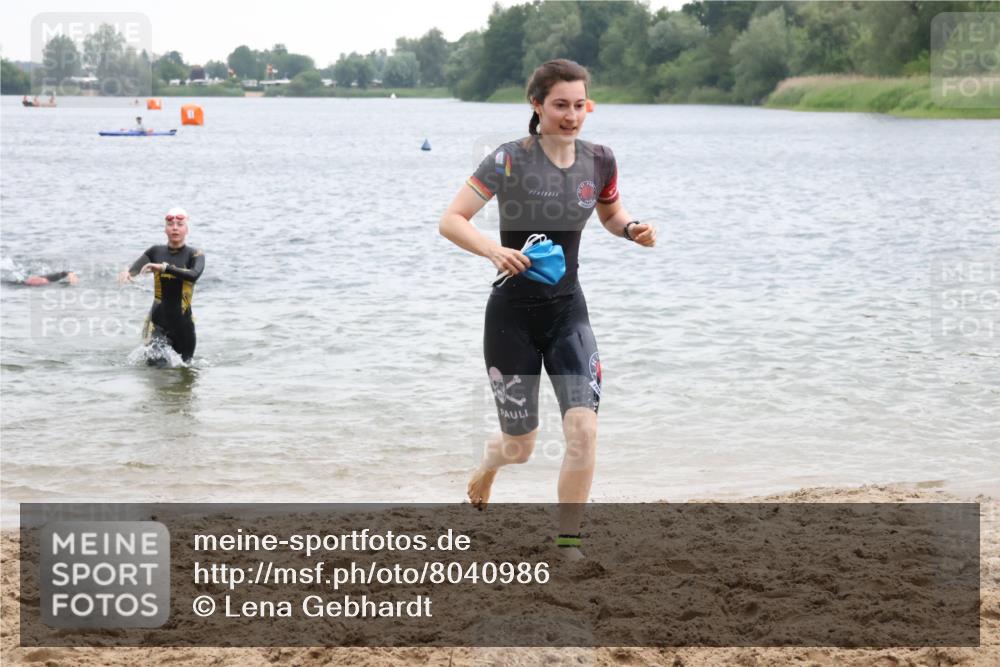 21.06.2025 - 27. Vierlanden-Triathlon Lena Gebhardt http://msf.ph/oto/8040986 15.06.2025 13:05:27 Schwimmen 1170, 1183, 1195, 1230 meine-sportfotos.de
