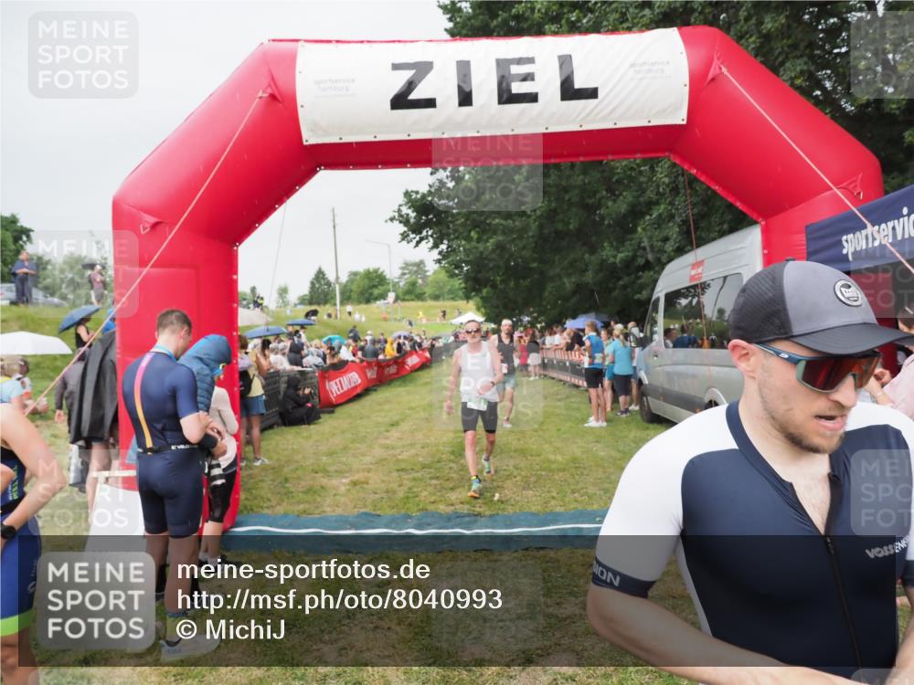 21.06.2025 - 27. Vierlanden-Triathlon MichiJ http://msf.ph/oto/8040993 15.06.2026 13:27:33 Ziel 97, 114, 762, 951 meine-sportfotos.de