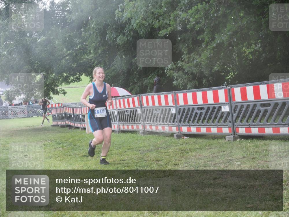 21.06.2025 - 27. Vierlanden-Triathlon KatJ http://msf.ph/oto/8041007 15.06.2025 14:30:12 Ziel 1168, 1236 meine-sportfotos.de