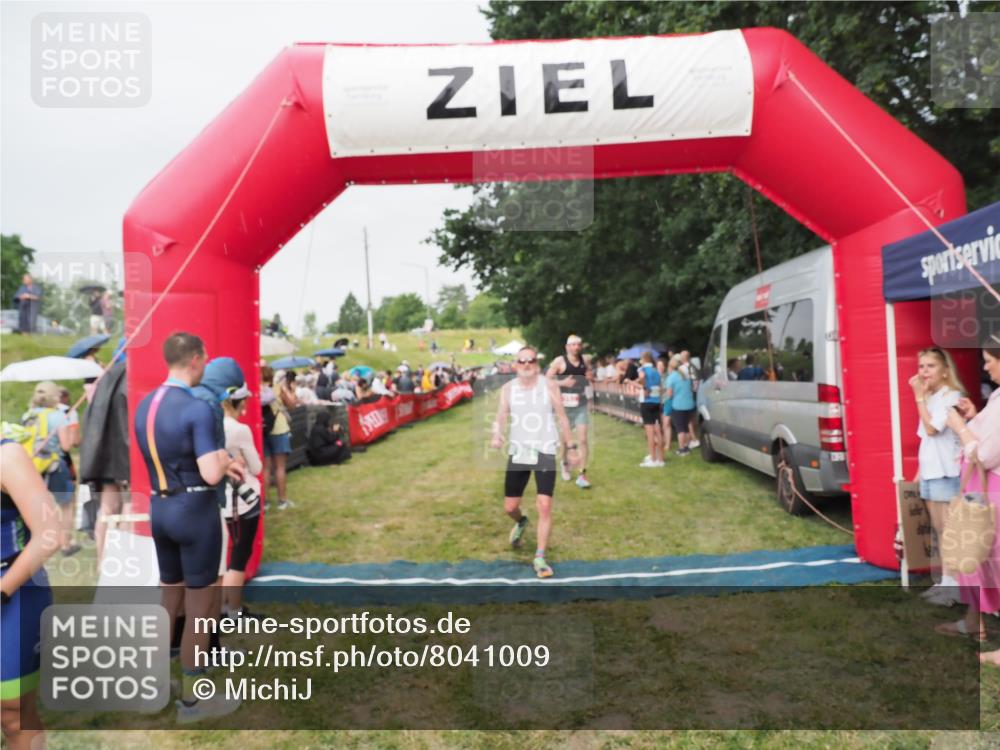 21.06.2025 - 27. Vierlanden-Triathlon MichiJ http://msf.ph/oto/8041009 15.06.2026 13:27:33 Ziel 97, 114, 762, 951 meine-sportfotos.de