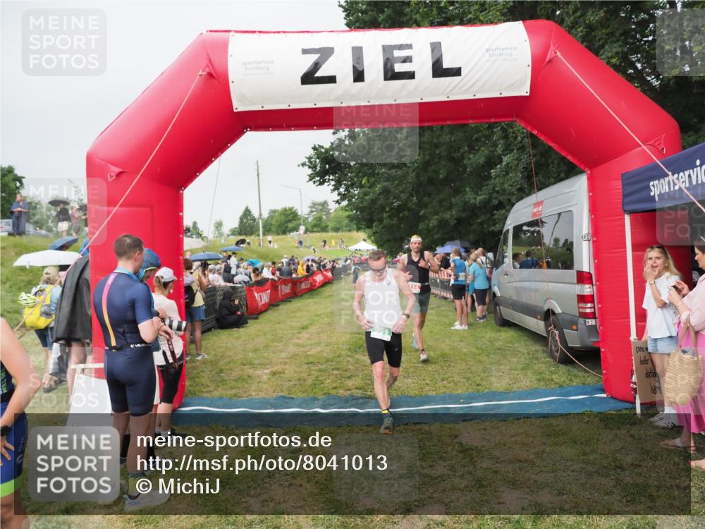 21.06.2025 - 27. Vierlanden-Triathlon MichiJ http://msf.ph/oto/8041013 15.06.2026 13:27:34 Ziel 114, 762, 951 meine-sportfotos.de