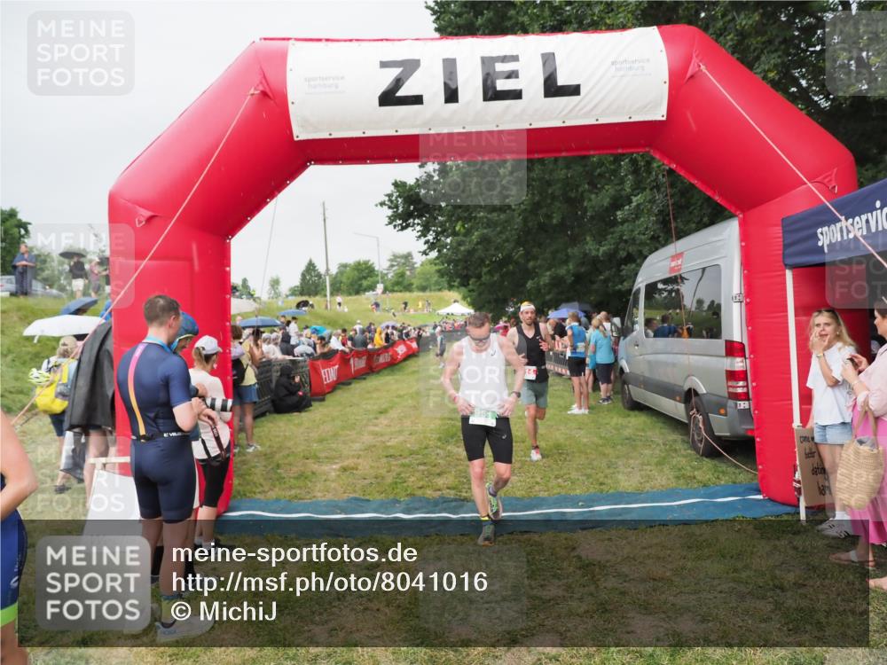 21.06.2025 - 27. Vierlanden-Triathlon MichiJ http://msf.ph/oto/8041016 15.06.2026 13:27:34 Ziel 114, 762, 951 meine-sportfotos.de