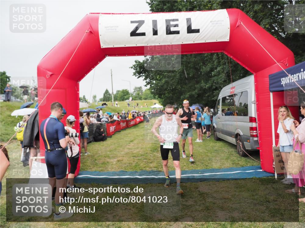 21.06.2025 - 27. Vierlanden-Triathlon MichiJ http://msf.ph/oto/8041023 15.06.2026 13:27:34 Ziel 114, 762, 951 meine-sportfotos.de