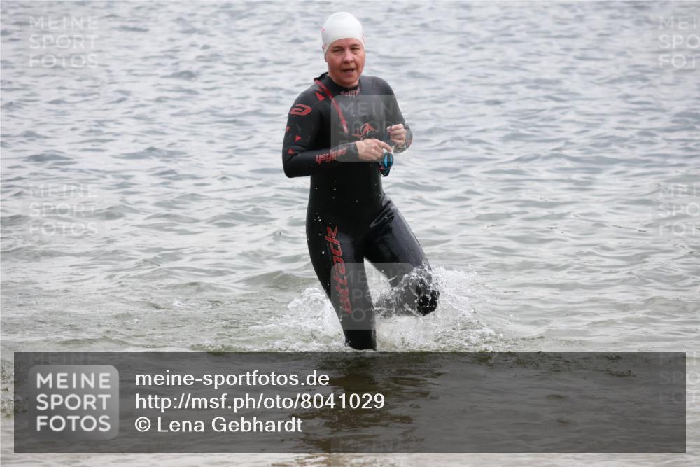 21.06.2025 - 27. Vierlanden-Triathlon Lena Gebhardt http://msf.ph/oto/8041029 15.06.2025 13:05:37 Schwimmen 1170, 1182, 1227, 1230 meine-sportfotos.de
