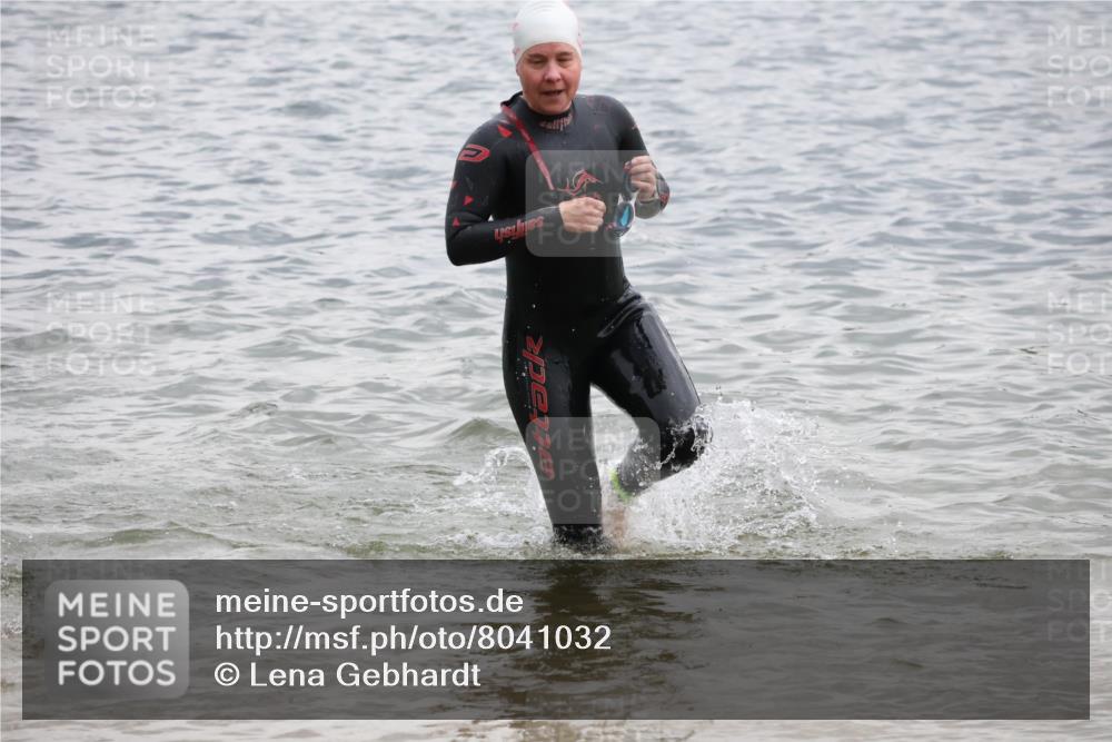 21.06.2025 - 27. Vierlanden-Triathlon Lena Gebhardt http://msf.ph/oto/8041032 15.06.2025 13:05:37 Schwimmen 1170, 1182, 1227, 1230 meine-sportfotos.de