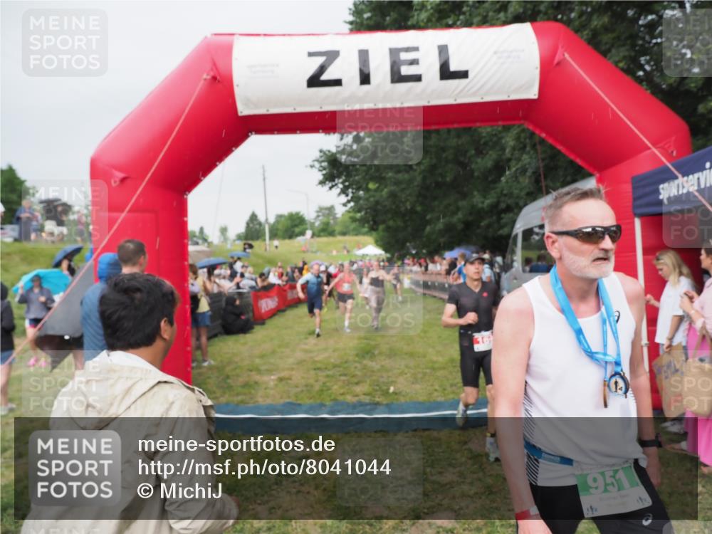 21.06.2025 - 27. Vierlanden-Triathlon MichiJ http://msf.ph/oto/8041044 15.06.2026 13:27:48 Ziel 26, 169, 964, 1058, 1059, 1060 meine-sportfotos.de