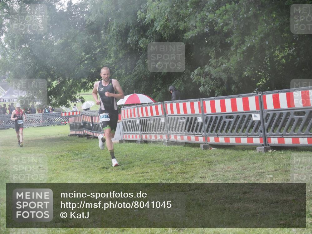 21.06.2025 - 27. Vierlanden-Triathlon KatJ http://msf.ph/oto/8041045 15.06.2025 14:30:18 Ziel 1236, 1255 meine-sportfotos.de