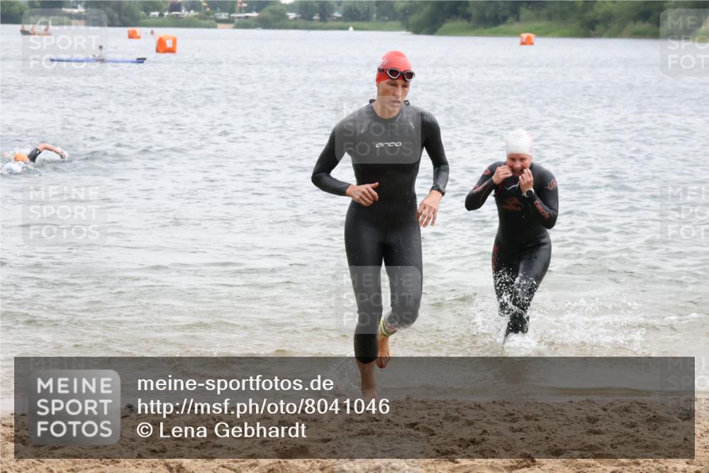 21.06.2025 - 27. Vierlanden-Triathlon Lena Gebhardt http://msf.ph/oto/8041046 15.06.2025 13:05:38 Schwimmen 1182, 1227, 1230 meine-sportfotos.de