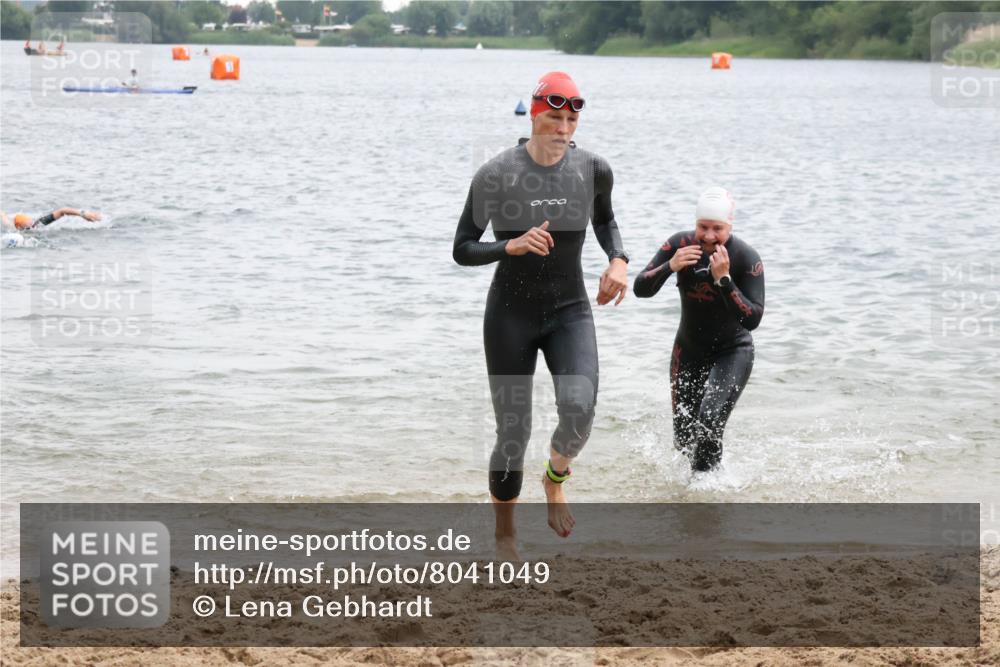 21.06.2025 - 27. Vierlanden-Triathlon Lena Gebhardt http://msf.ph/oto/8041049 15.06.2025 13:05:39 Schwimmen 1182, 1227, 1230 meine-sportfotos.de