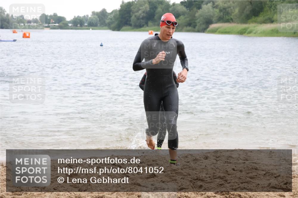 21.06.2025 - 27. Vierlanden-Triathlon Lena Gebhardt http://msf.ph/oto/8041052 15.06.2025 13:05:39 Schwimmen 1182, 1227, 1230 meine-sportfotos.de