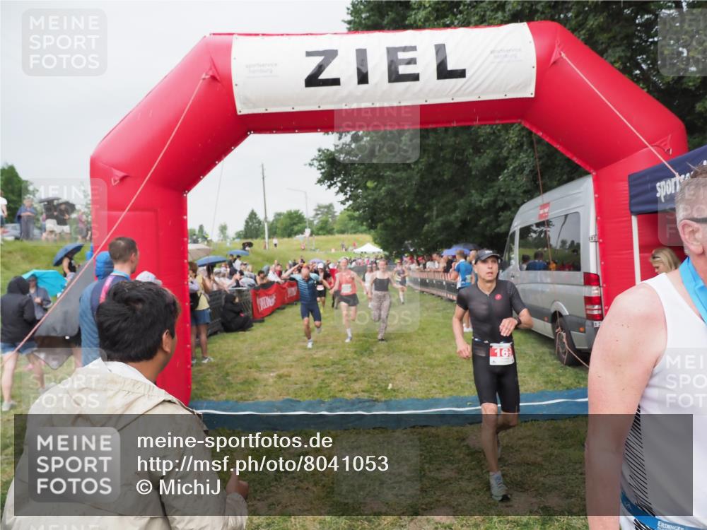 21.06.2025 - 27. Vierlanden-Triathlon MichiJ http://msf.ph/oto/8041053 15.06.2026 13:27:48 Ziel 26, 169, 964, 1058, 1059, 1060 meine-sportfotos.de