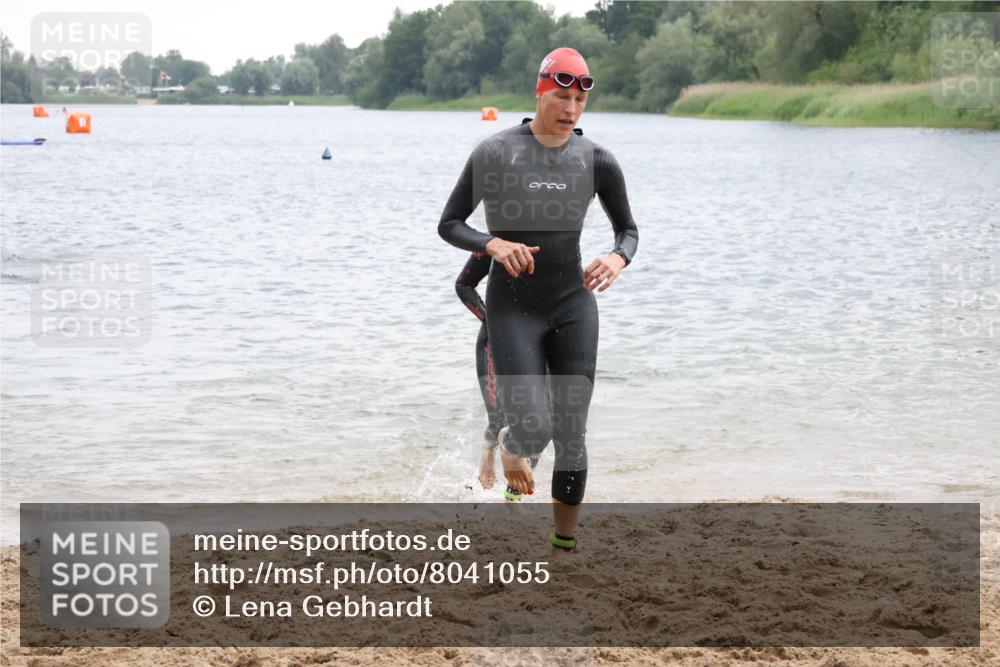 21.06.2025 - 27. Vierlanden-Triathlon Lena Gebhardt http://msf.ph/oto/8041055 15.06.2025 13:05:39 Schwimmen 1182, 1227, 1230 meine-sportfotos.de