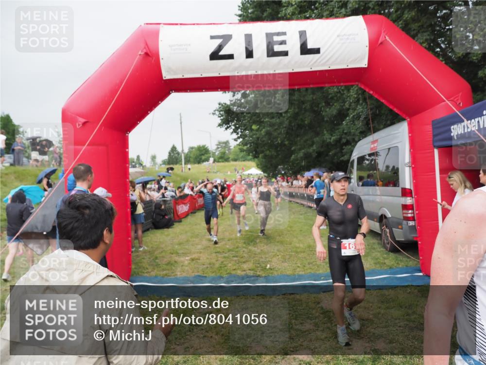 21.06.2025 - 27. Vierlanden-Triathlon MichiJ http://msf.ph/oto/8041056 15.06.2026 13:27:48 Ziel 26, 169, 964, 1058, 1059, 1060 meine-sportfotos.de