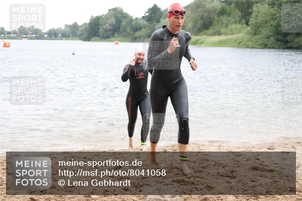 21.06.2025 - 27. Vierlanden-Triathlon Lena Gebhardt http://msf.ph/oto/8041058 15.06.2025 13:05:40 Schwimmen 1182, 1227, 1230 meine-sportfotos.de