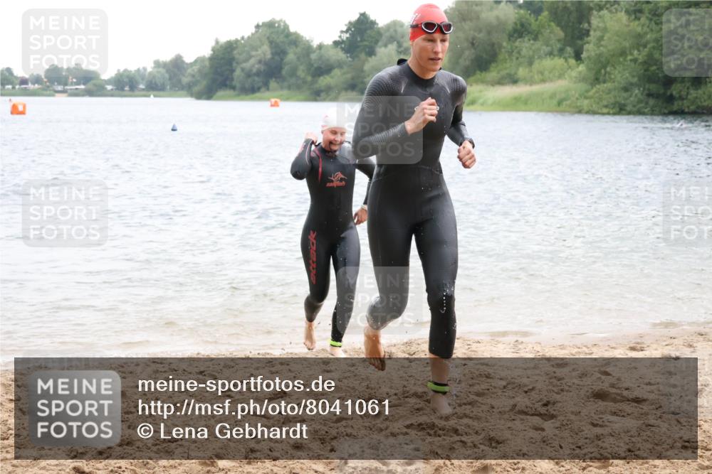 21.06.2025 - 27. Vierlanden-Triathlon Lena Gebhardt http://msf.ph/oto/8041061 15.06.2025 13:05:40 Schwimmen 1182, 1227, 1230 meine-sportfotos.de