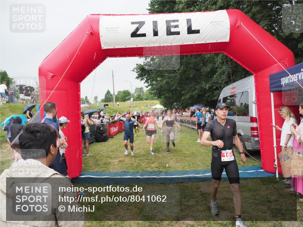 21.06.2025 - 27. Vierlanden-Triathlon MichiJ http://msf.ph/oto/8041062 15.06.2026 13:27:49 Ziel 26, 169, 964, 1058, 1059, 1060 meine-sportfotos.de