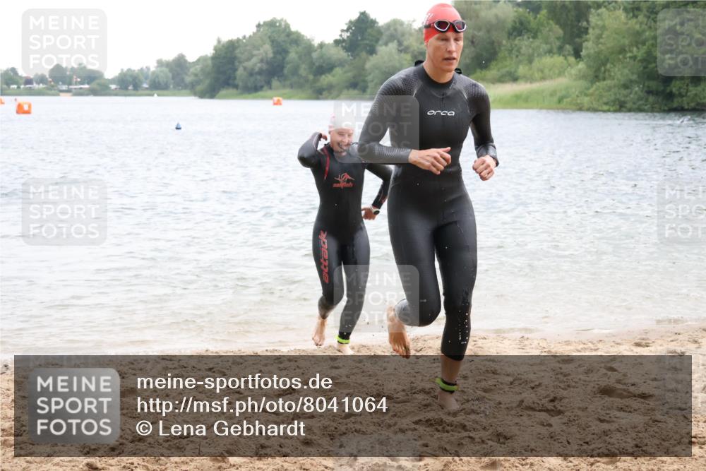21.06.2025 - 27. Vierlanden-Triathlon Lena Gebhardt http://msf.ph/oto/8041064 15.06.2025 13:05:40 Schwimmen 1182, 1227, 1230 meine-sportfotos.de
