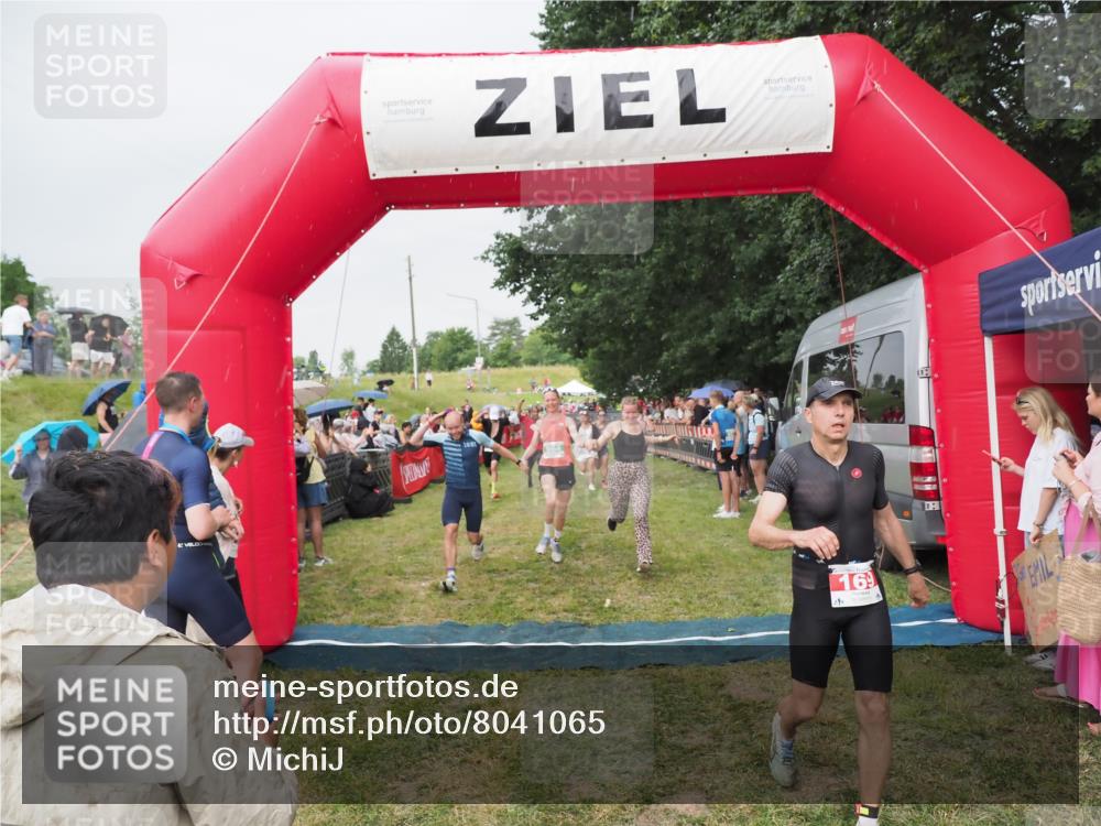 21.06.2025 - 27. Vierlanden-Triathlon MichiJ http://msf.ph/oto/8041065 15.06.2026 13:27:49 Ziel 26, 169, 964, 1058, 1059, 1060 meine-sportfotos.de