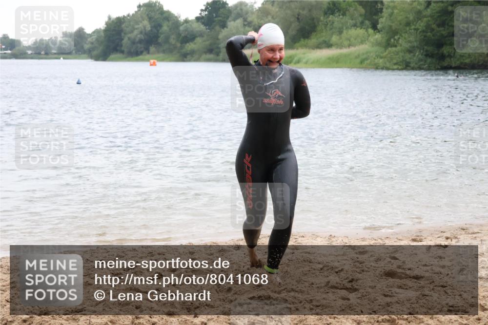 21.06.2025 - 27. Vierlanden-Triathlon Lena Gebhardt http://msf.ph/oto/8041068 15.06.2025 13:05:41 Schwimmen 1182, 1227, 1230 meine-sportfotos.de