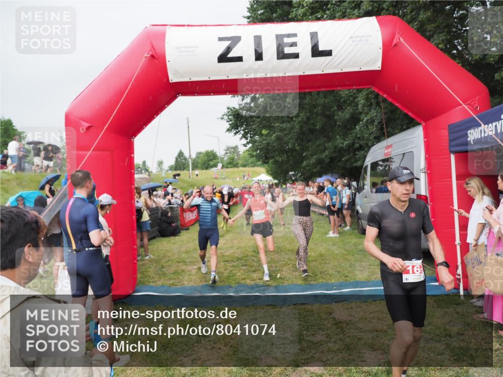 21.06.2025 - 27. Vierlanden-Triathlon MichiJ http://msf.ph/oto/8041074 15.06.2026 13:27:49 Ziel 26, 169, 964, 1058, 1059, 1060 meine-sportfotos.de