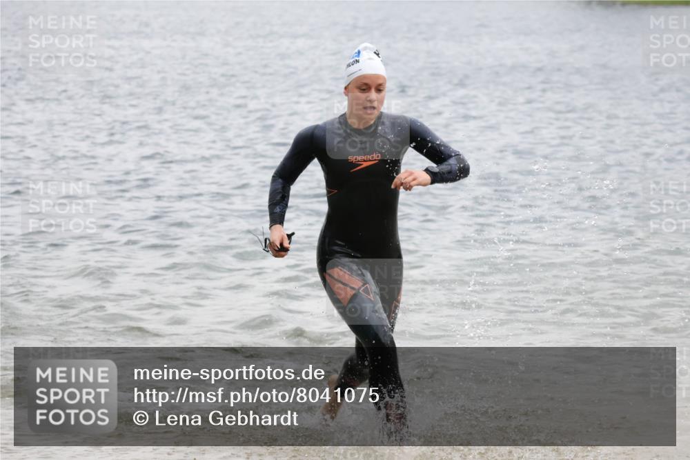 21.06.2025 - 27. Vierlanden-Triathlon Lena Gebhardt http://msf.ph/oto/8041075 15.06.2025 13:05:53 Schwimmen 1171, 1177 meine-sportfotos.de