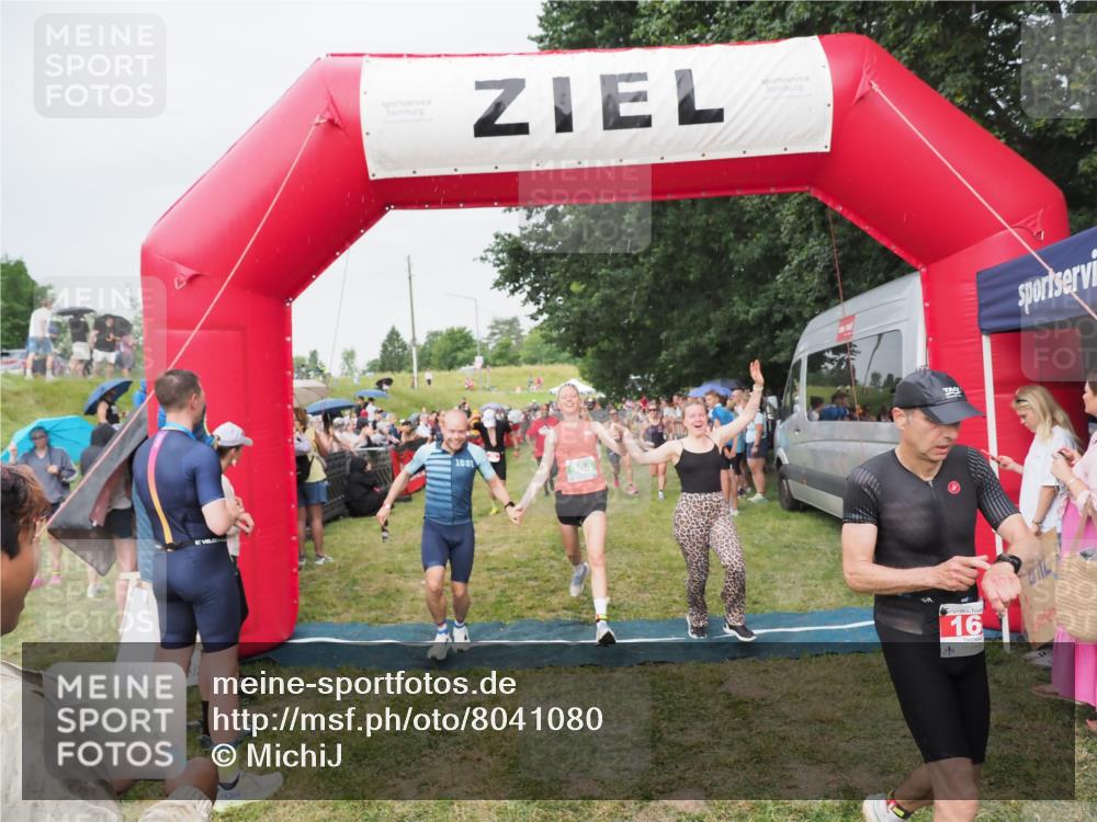 21.06.2025 - 27. Vierlanden-Triathlon MichiJ http://msf.ph/oto/8041080 15.06.2026 13:27:49 Ziel 26, 169, 964, 1058, 1059, 1060 meine-sportfotos.de