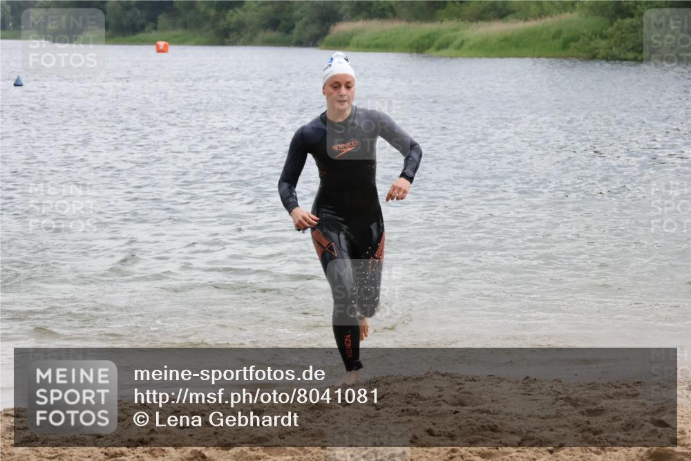 21.06.2025 - 27. Vierlanden-Triathlon Lena Gebhardt http://msf.ph/oto/8041081 15.06.2025 13:05:54 Schwimmen 1171, 1177 meine-sportfotos.de
