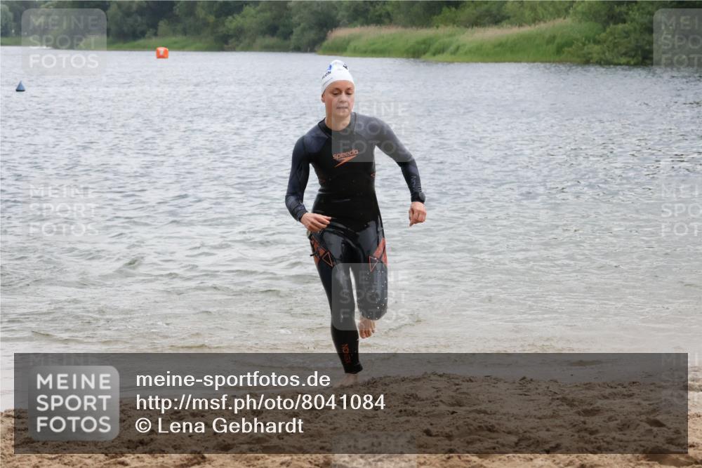 21.06.2025 - 27. Vierlanden-Triathlon Lena Gebhardt http://msf.ph/oto/8041084 15.06.2025 13:05:54 Schwimmen 1171, 1177 meine-sportfotos.de
